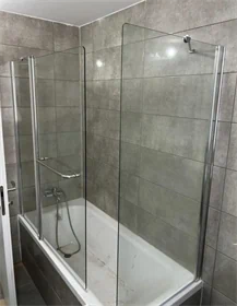 אמבטיון כולל דופן צד לחלק הצר