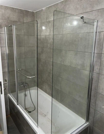 אמבטיון כולל דופן צד לחלק הצר