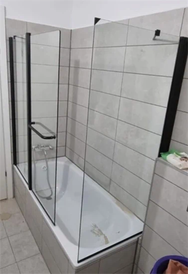 אמבטיון שחור כולל דופן צד לחלק הצר